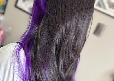 Estilo cabello con mechas moradas en Hair by Vale, Antofagasta, Antofagasta, CL.