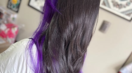 Estilo cabello con mechas moradas en Hair by Vale, Antofagasta, Antofagasta, CL.