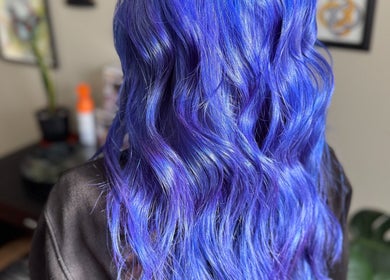 Cabello violeta brillante en 'Hair by Vale', Antofagasta, Antofagasta, CL, estilo moderno y vibrante.