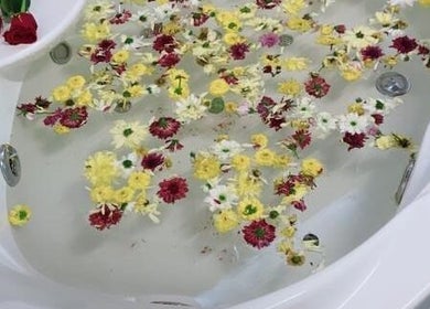 Relaxing floral bath at Zie N Ly Spa in Changlun, Kedah, MY with fresh red and yellow blossoms.