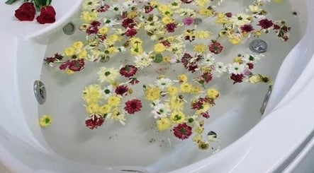Relaxing floral bath at Zie N Ly Spa in Changlun, Kedah, MY with fresh red and yellow blossoms.