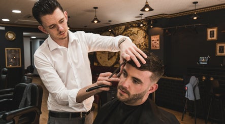 Lazarou Barbers Tudor Stret изображение 3