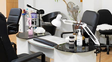 Rain’s Nailz, Hair & Beauty Salon
