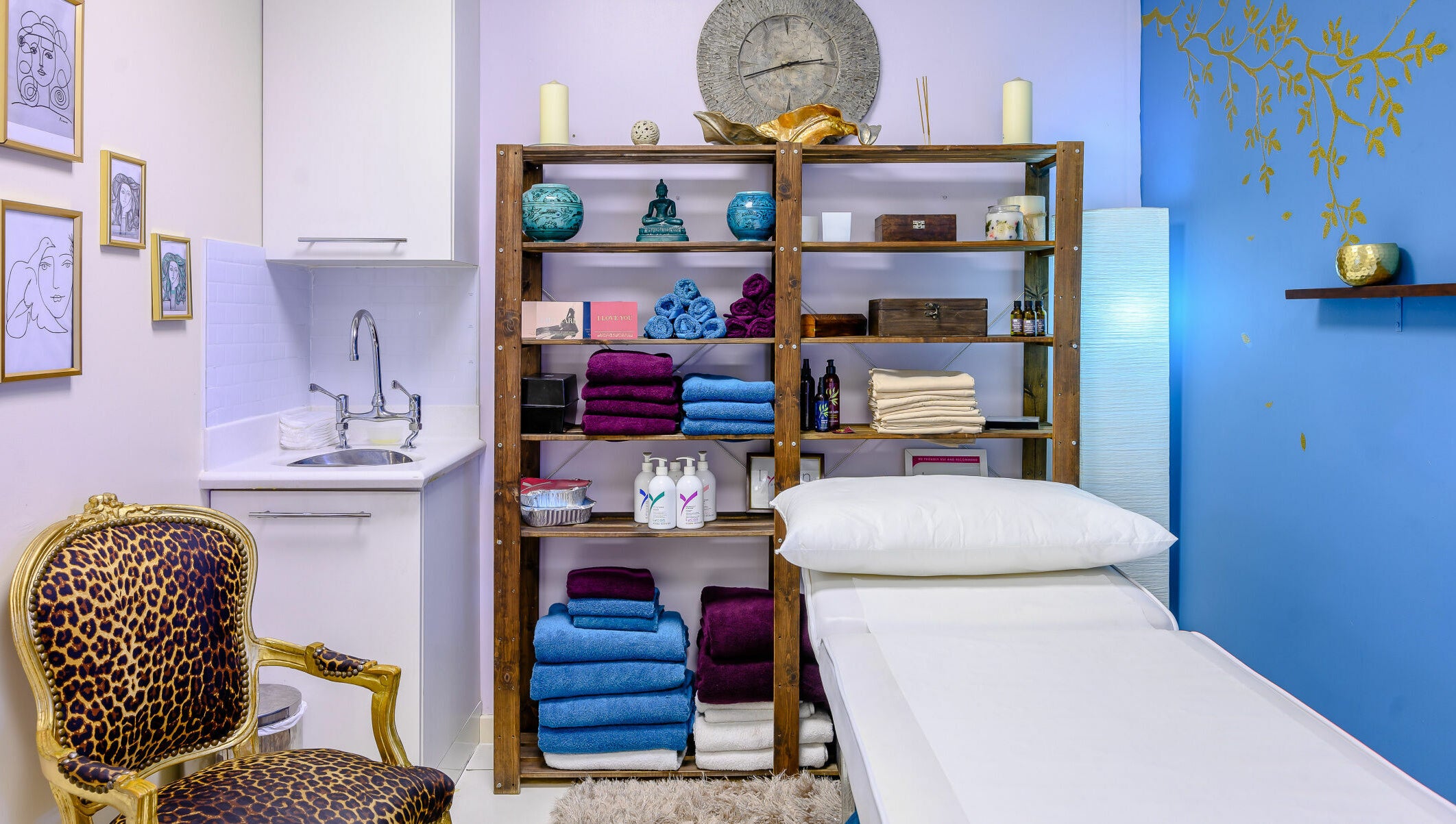 Relaxing therapy room at The Therapy Room Notting Hill, London, England, GB with cozy decor and wellness essentials.