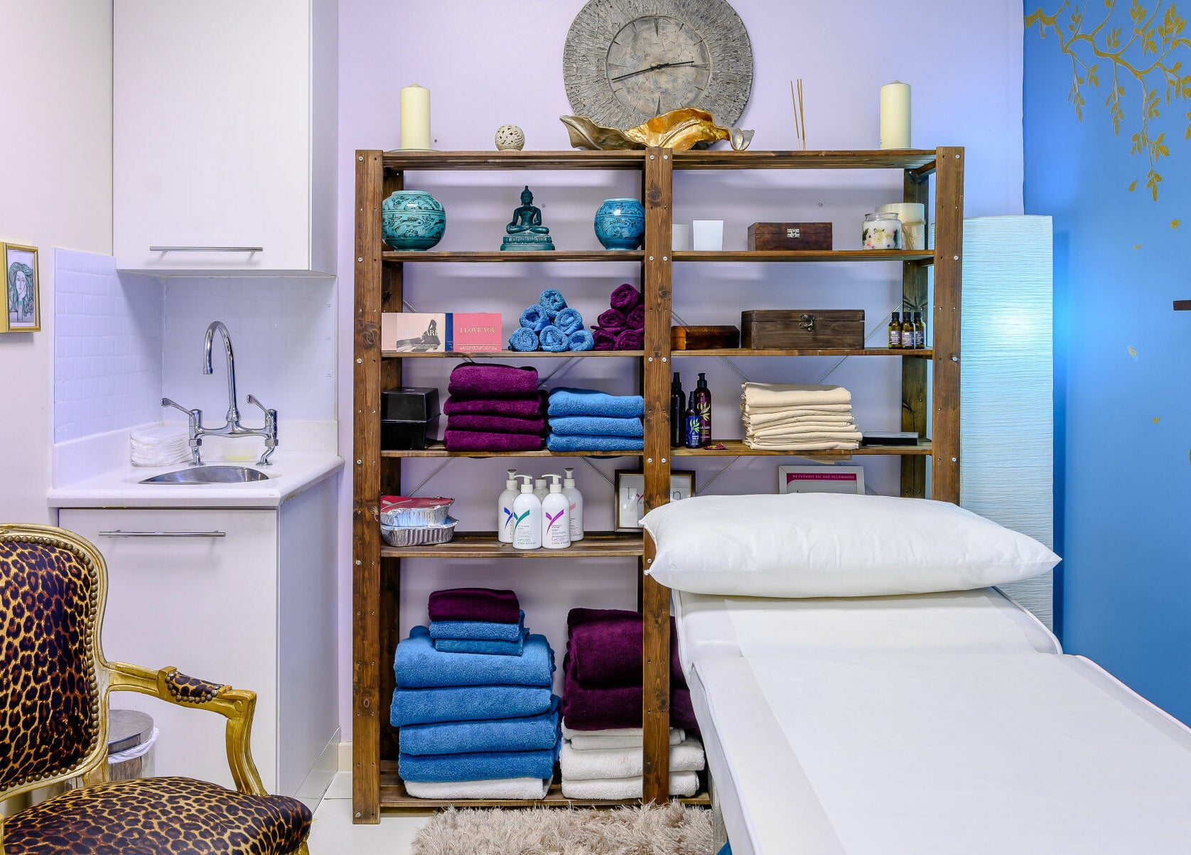 Relaxing therapy room at The Therapy Room Notting Hill, London, England, GB with cozy decor and wellness essentials.