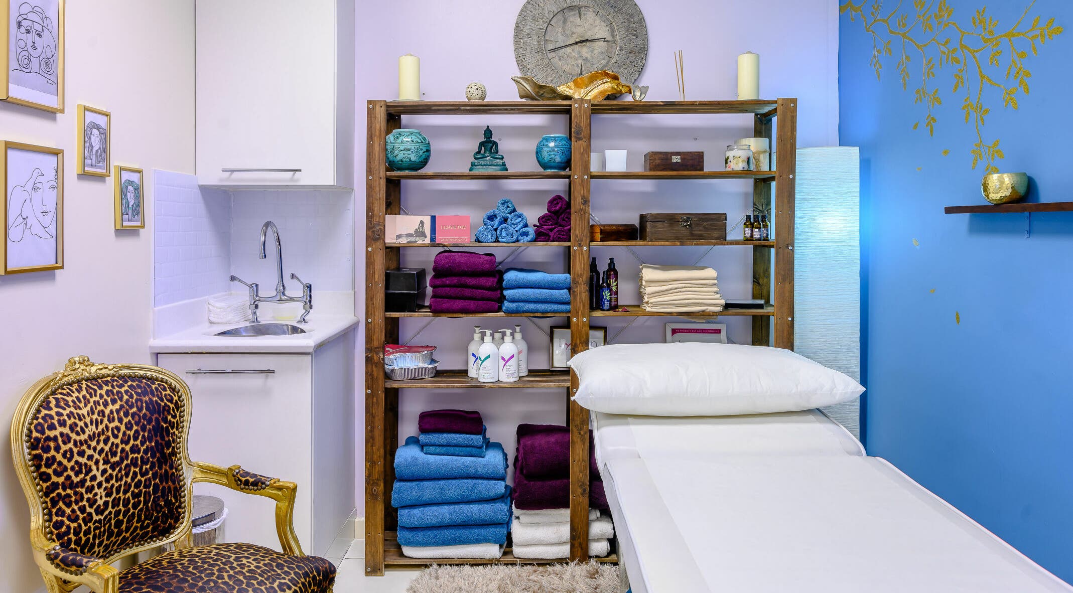 Relaxing therapy room at The Therapy Room Notting Hill, London, England, GB with cozy decor and wellness essentials.