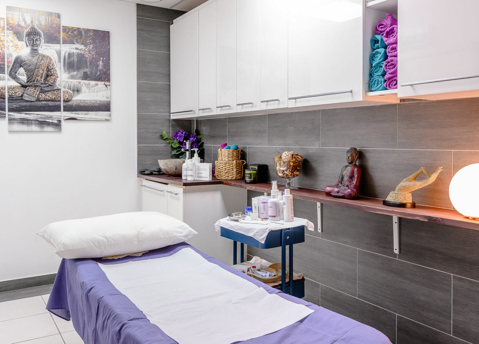 Relaxing therapy room with Buddha art at The Therapy Room Notting Hill, London, England, GB.