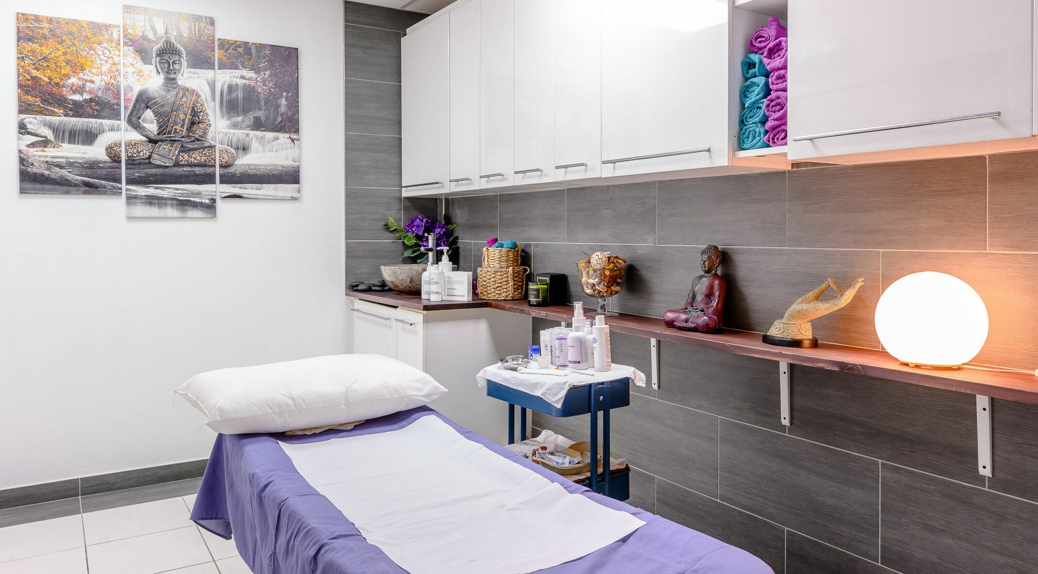 Relaxing therapy room with Buddha art at The Therapy Room Notting Hill, London, England, GB.