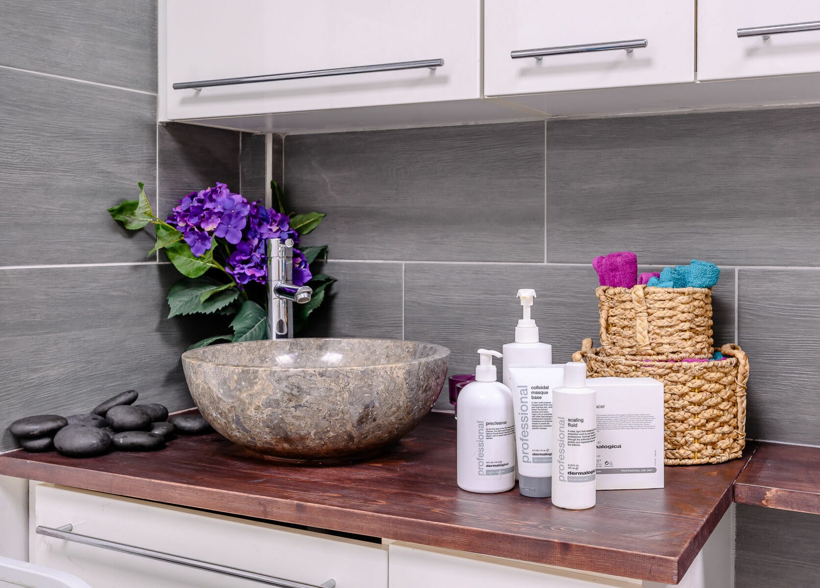 Modern bathroom at The Therapy Room Notting Hill in London, England, GB with elegant decor and soothing ambiance.