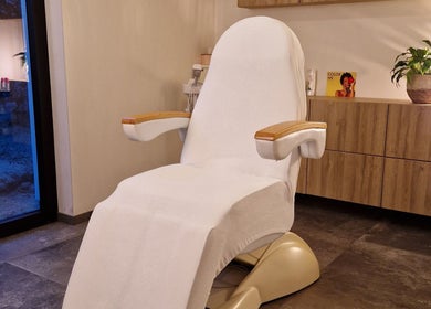 Luxe behandelstoel bij JOY in Meerhout, Vlaanderen, BE. Perfect voor ontspannende behandelingen.