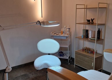 Stijlvolle salon bij JOY in Meerhout, Vlaanderen, BE met moderne apparatuur en verzorgingsproducten.