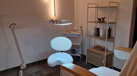 Stijlvolle salon bij JOY in Meerhout, Vlaanderen, BE met moderne apparatuur en verzorgingsproducten.
