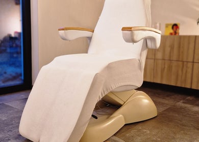 Comfortabele behandelstoel bij JOY in Meerhout, Vlaanderen, BE, ideaal voor wellnessbehandelingen.