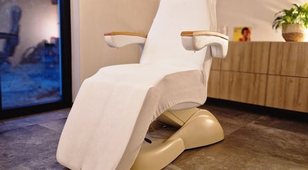 Comfortabele behandelstoel bij JOY in Meerhout, Vlaanderen, BE, ideaal voor wellnessbehandelingen.