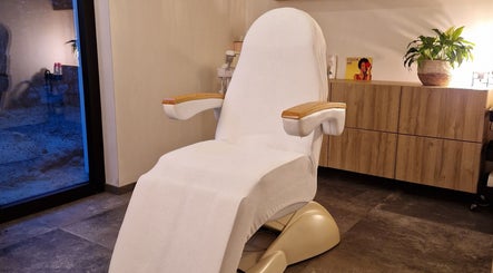 Luxe behandelstoel bij JOY in Meerhout, Vlaanderen, BE voor ultieme wellnesservaring.