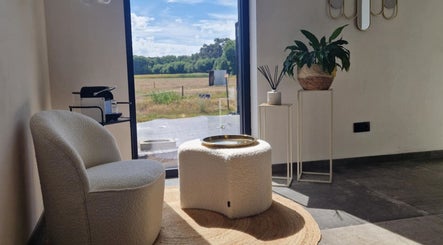 Rustige loungehoek in JOY, Meerhout, Vlaanderen, BE met groen uitzicht en moderne inrichting.