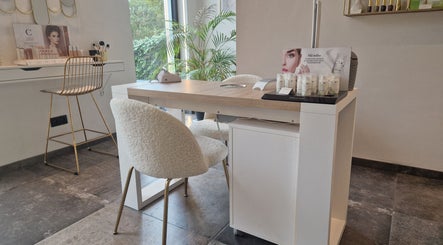 Moderne schoonheidssalon JOY in Meerhout, Vlaanderen, BE met elegante inrichting en verzorgingsproducten.