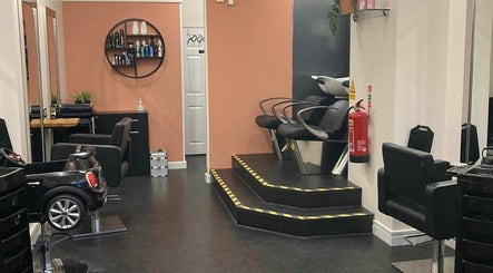 Cutabove Hair Salon изображение 2