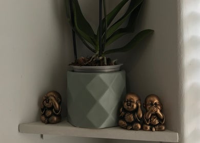 Decorative plant and figurines at Bali Rose Beauty Salon, Cape Town, Western Cape, ZA.