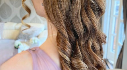 Danielle Dunn Hairstylist & Extensionists imagine 3
