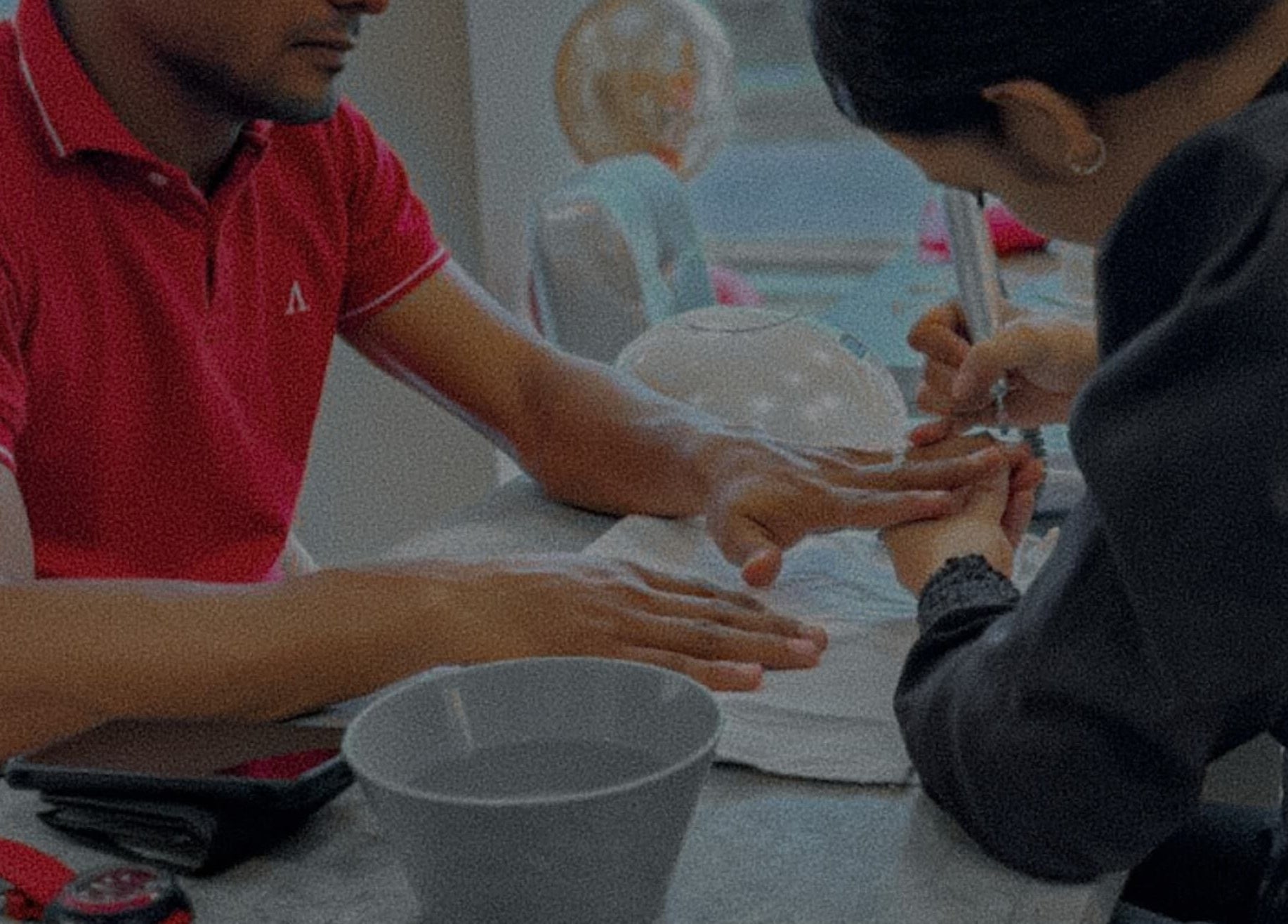 Servicio de manicura en progreso en Ledys Lash, Barrancabermeja, Santander, CO.