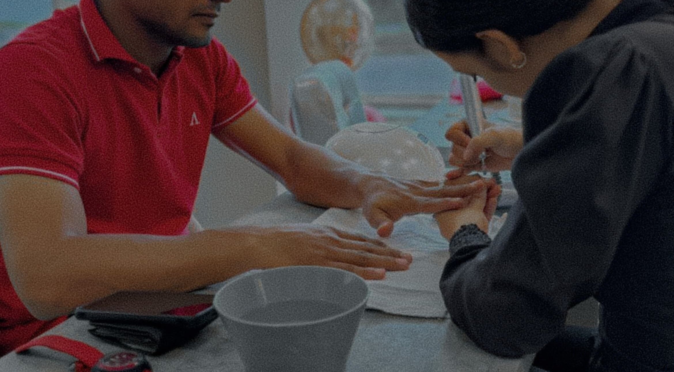 Servicio de manicura en progreso en Ledys Lash, Barrancabermeja, Santander, CO.