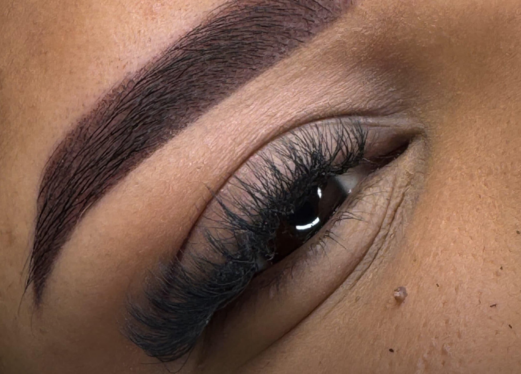 Extensiones de pestañas en Ledys Lash Barrancabermeja, Santander, CO. Mirada intensa y definida.