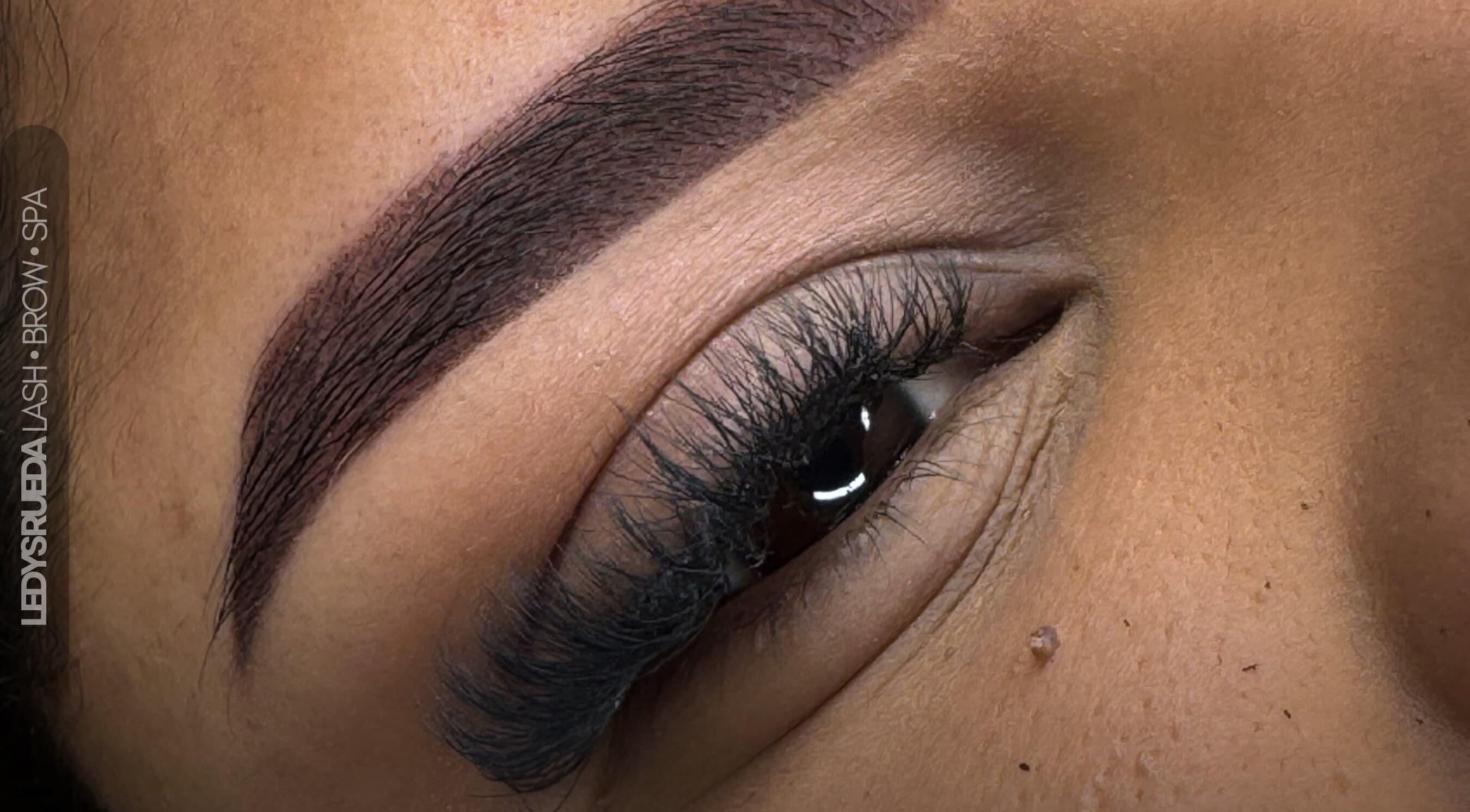 Extensiones de pestañas en Ledys Lash Barrancabermeja, Santander, CO. Mirada intensa y definida.