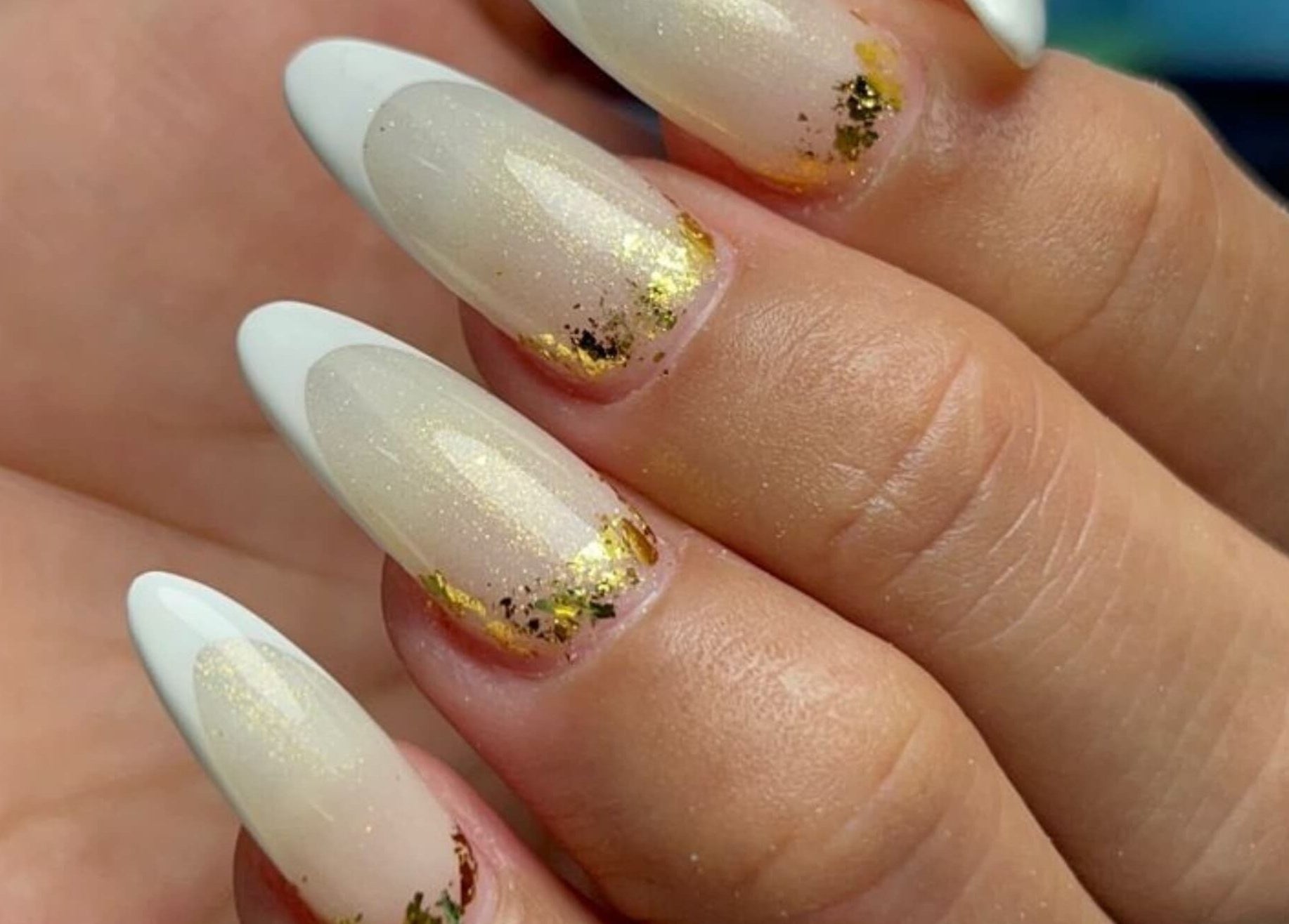 Elegante manicura francesa con detalles dorados, realizada en Ledys Lash, Barrancabermeja, Santander, CO.