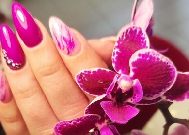 Έντονο πολύχρωμο μανικιούρ με ορχιδέα στο Nails N' Roses By Maria Vergou, Καματερό, GR.
