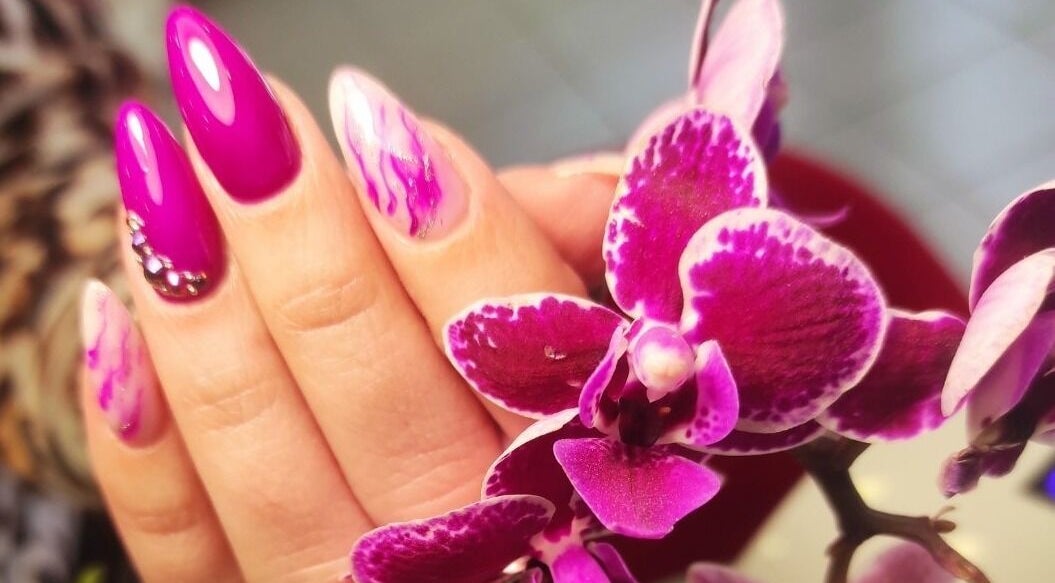 Έντονο πολύχρωμο μανικιούρ με ορχιδέα στο Nails N' Roses By Maria Vergou, Καματερό, GR.