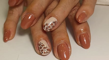 Κομψά leopard nails στο Nails N' Roses By Maria Vergou, Καματερό, GR. Καλαίσθητη εμφάνιση μοντέρνων νυχιών.
