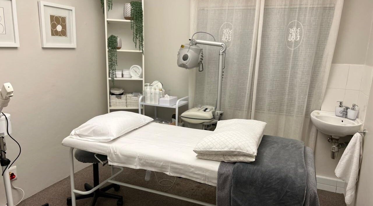 Cozy treatment room at Nelspruit Laser and Aesthetic Clinic, Nelspruit, Mpumalanga, ZA with modern equipment.