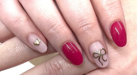Elegant nail design with gold accents at Suzi Q Nails, Melbourne, Victoria, AU.