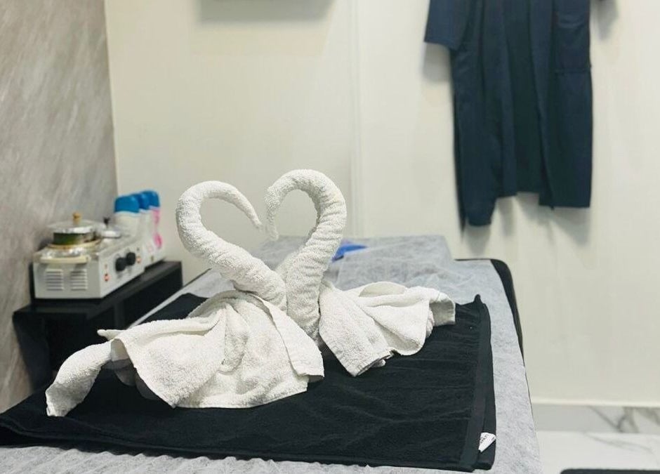 Elegant towel swans at The Scissors N Razors Saloon in Abu Dhabi, Abu Dhabi, AE, epitomize relaxation.