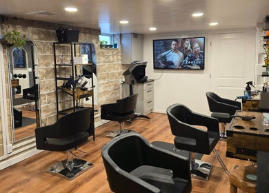 Interior do Verlano Hair Studio em Riverside, New Jersey. Estações modernas e decorativas para cuidados de cabelo.