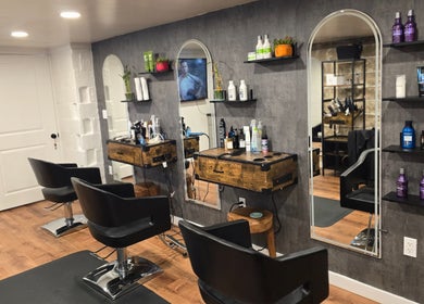 Verlano Hair Studio moderno e elegante em Riverside, New Jersey, US, com cadeiras e espelhos sofisticados.
