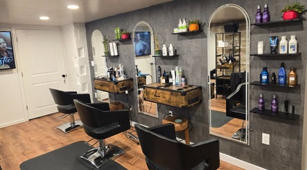 Verlano Hair Studio moderno e elegante em Riverside, New Jersey, US, com cadeiras e espelhos sofisticados.