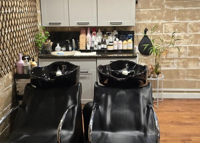 Lavabo moderno no Verlano Hair Studio em Riverside, New Jersey, US. Ambiente acolhedor e profissional.