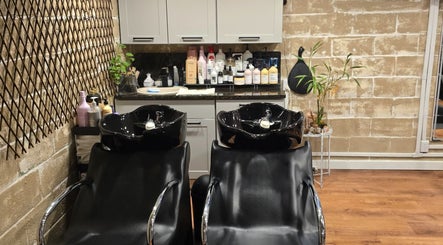 Lavabo moderno no Verlano Hair Studio em Riverside, New Jersey, US. Ambiente acolhedor e profissional.