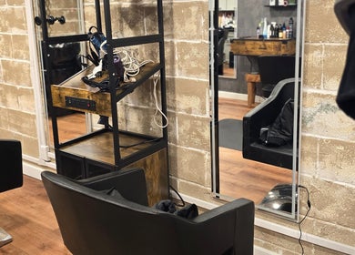 Interior elegante do Verlano Hair Studio em Riverside, New Jersey, US, com estética industrial moderna.