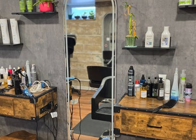 Estação de beleza moderna no Verlano Hair Studio em Riverside, New Jersey, US, com produtos de cuidados capilares.