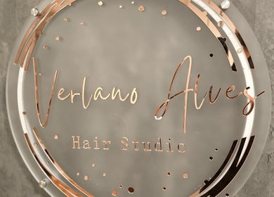 Placa sofisticada do Verlano Hair Studio em Riverside, New Jersey, US, mostrando logotipo em relevo.