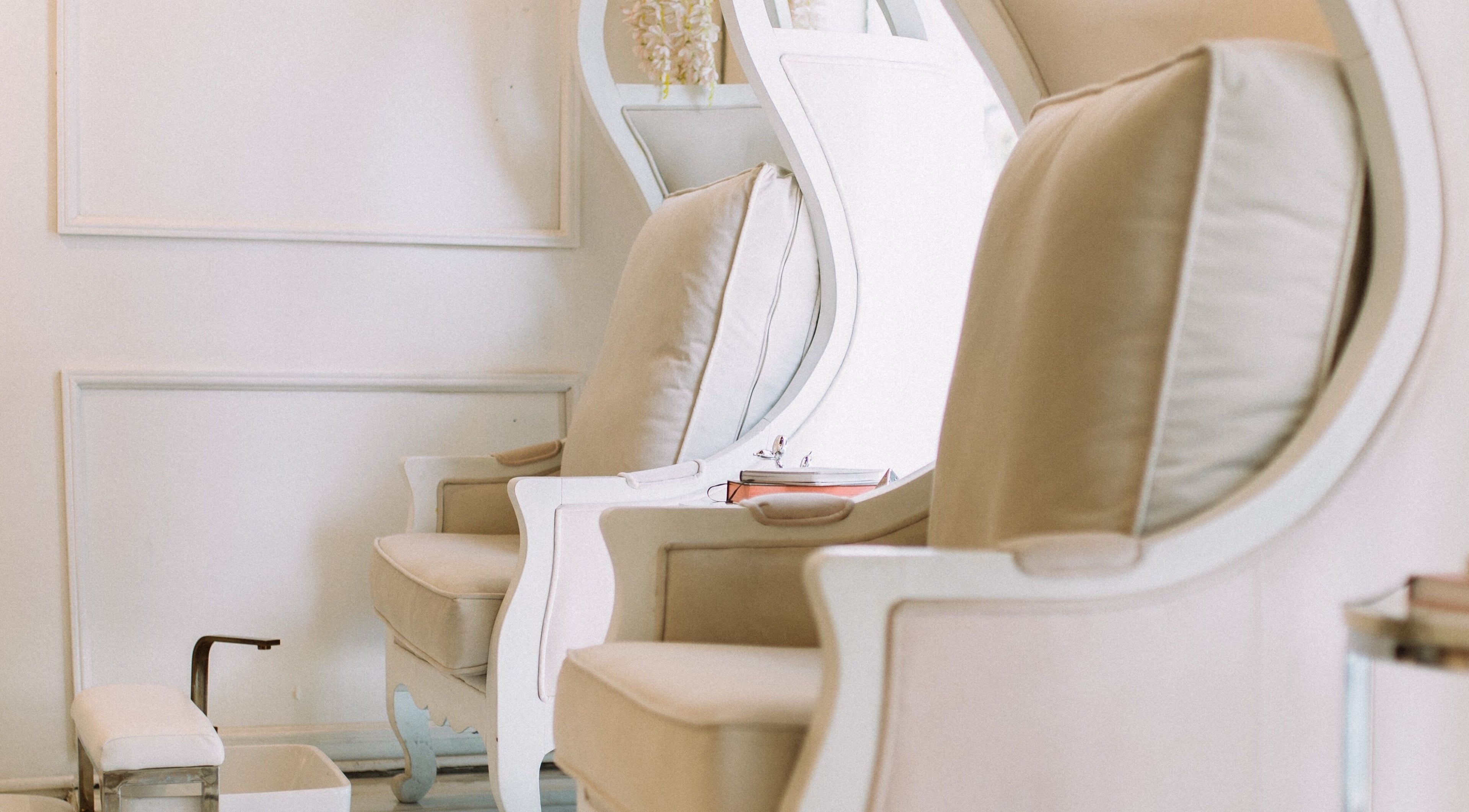 Sillas de lujo en Nude Ciudad Cayalá, Ciudad de Guatemala, GT, perfectas para tratamientos de belleza.