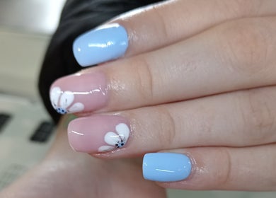 Elegant floral nail art in blue and pink at Tippity Toes Nails and Beauty, Krugersdorp, Gauteng, ZA.