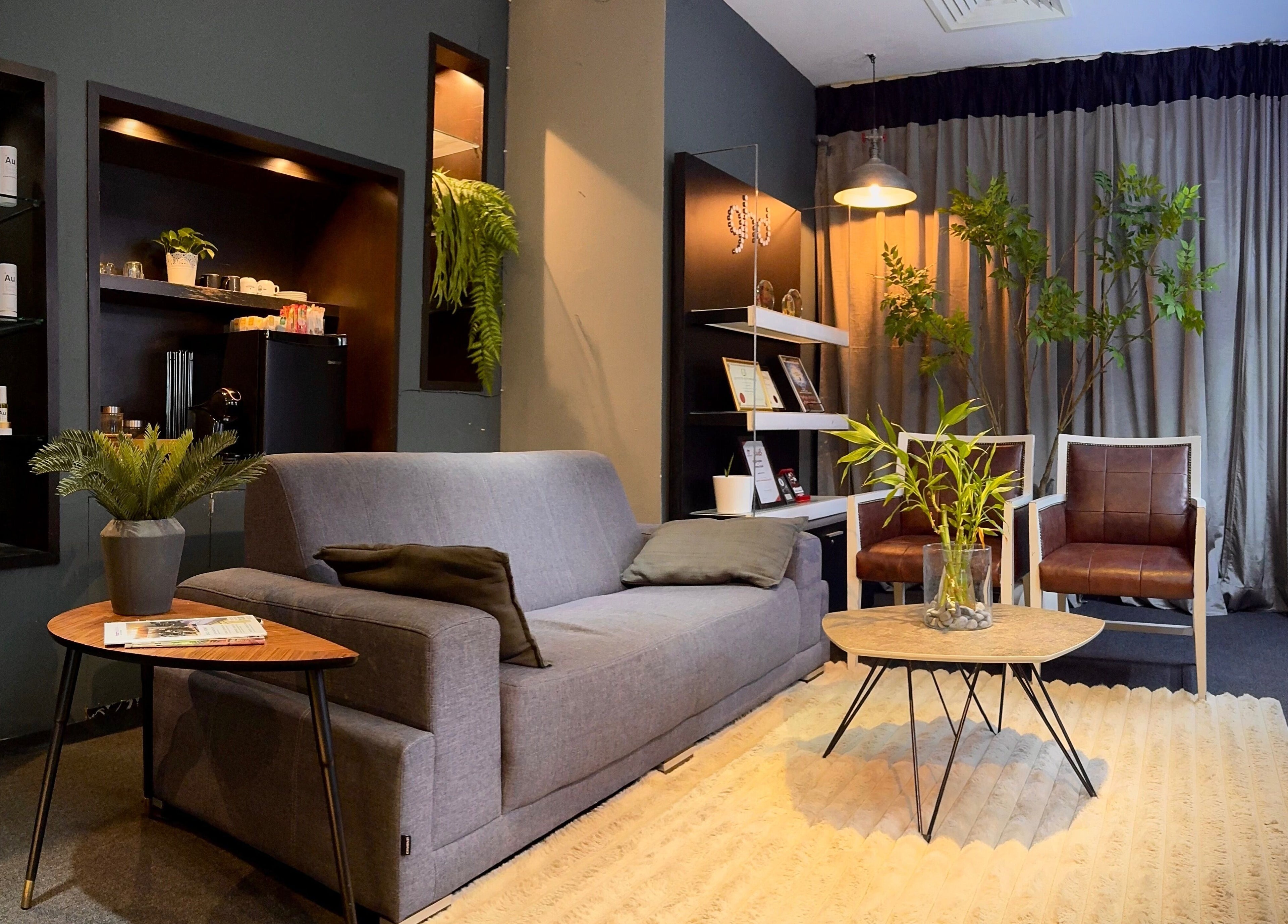 Elegant lounge at Hairkunst Premium Salon, Petaling Jaya, Selangor, MY featuring modern decor and cozy seating.