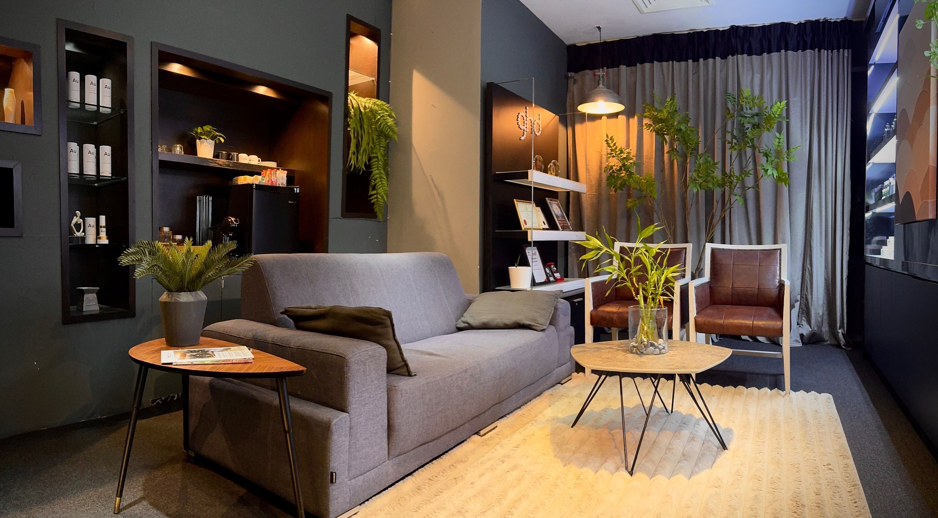 Elegant lounge at Hairkunst Premium Salon, Petaling Jaya, Selangor, MY featuring modern decor and cozy seating.