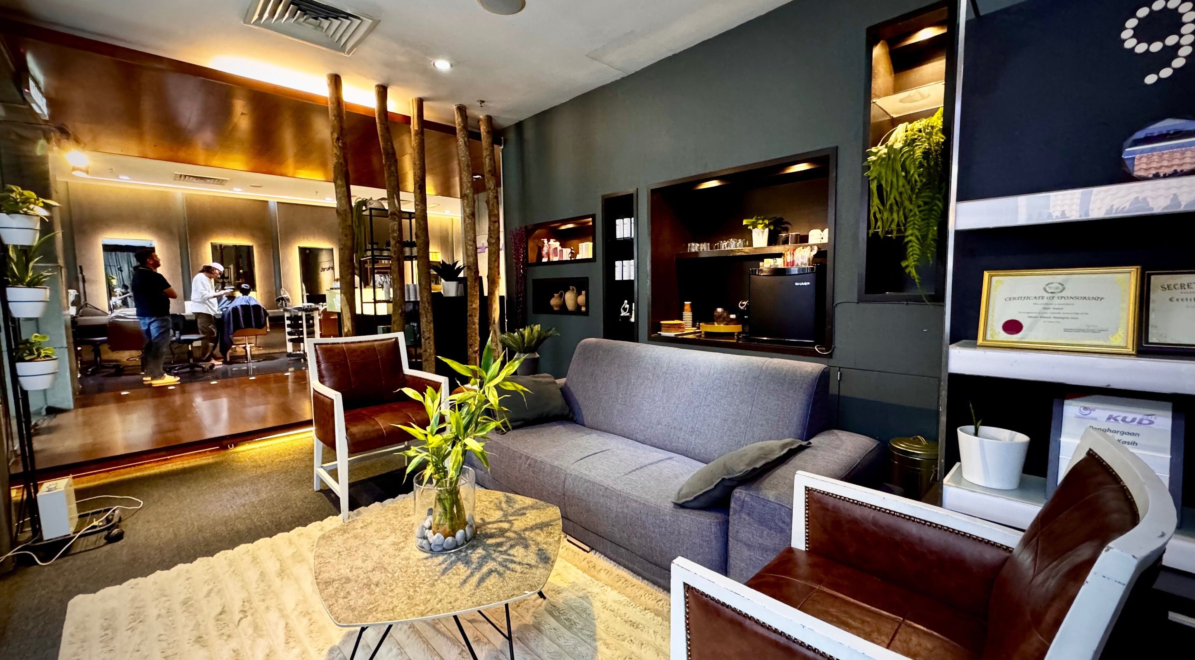 Elegant lounge area at Hairkunst Premium Salon in Petaling Jaya, Selangor, MY with cozy seating and decor.