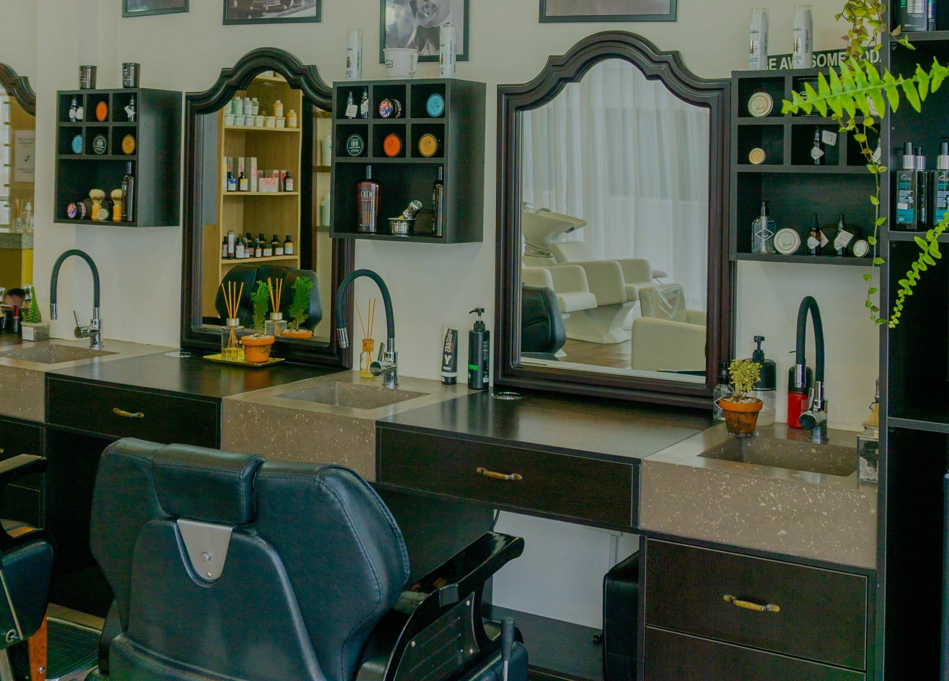 Estaciones de belleza modernas en The Salon, Quito, Pichincha, EC, reflejando estilo y sofisticación.