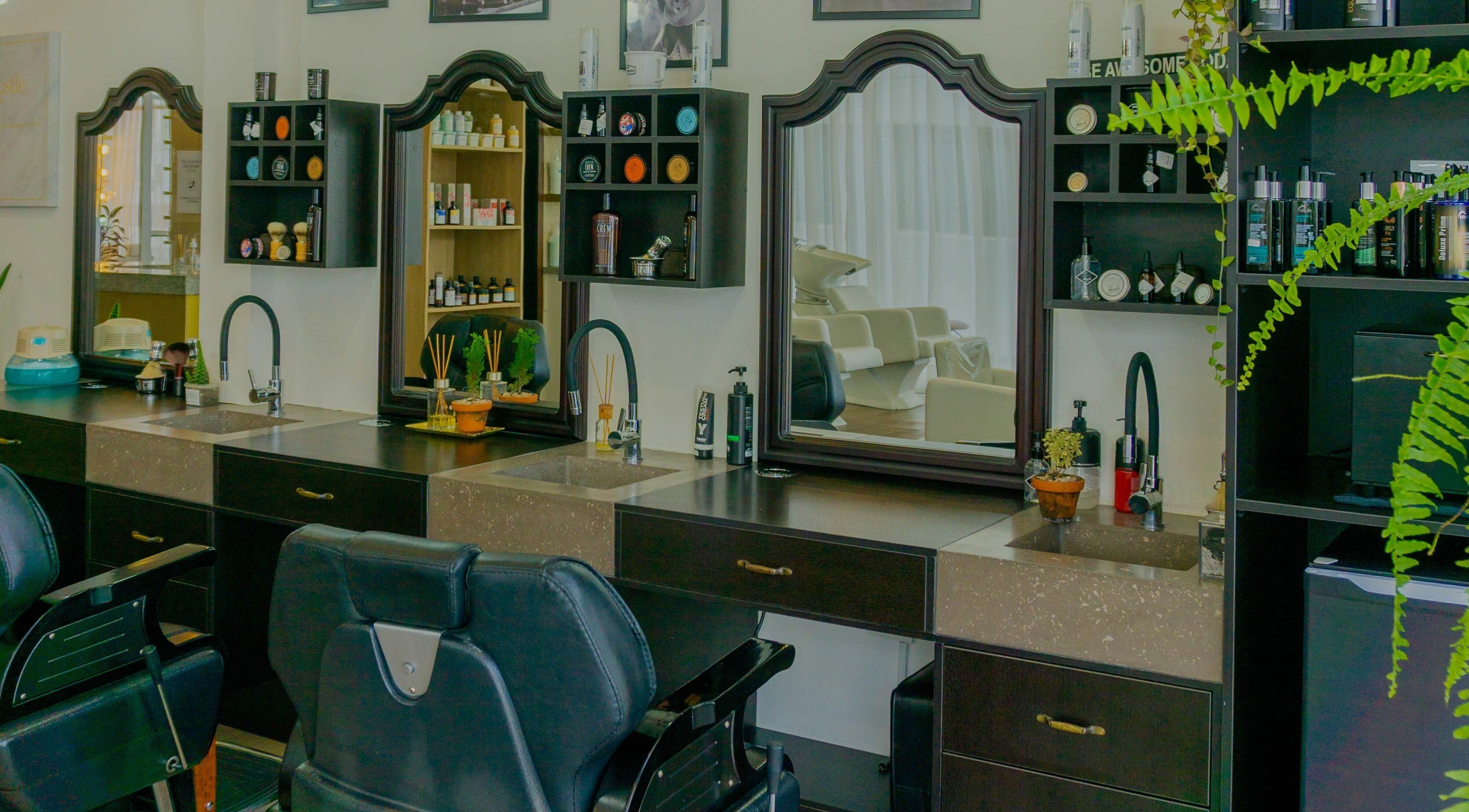 Estaciones de belleza modernas en The Salon, Quito, Pichincha, EC, reflejando estilo y sofisticación.